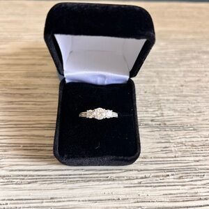 Elegant Silver Women's Ring with Sparkling Accents